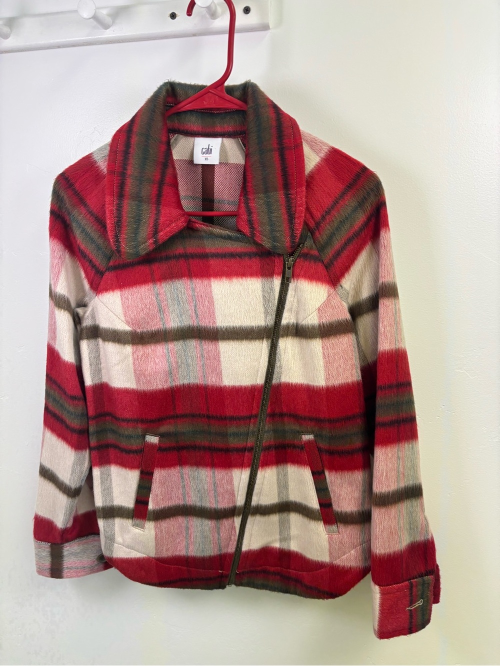 CABI FLANNEL JACKET  WOMEN XSMALL
RED PLAID  FULL ASYMMETRICAL ZIPPER DOWN FRONT